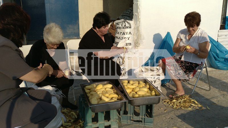 Η Νάξος μπήκε στο Γκίνες! Τηγάνισαν 554 κιλά πατάτες [εικόνες] | iefimerida.gr 1