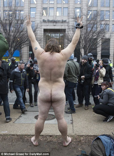 Χάος, βίαια επεισόδια, ένας γυμνός διαδηλωτής κι ογκώδεις πορείες στιγμάτισαν την ορκωμοσία Τραμπ [εικόνες & βίντεο]  | iefimerida.gr 14