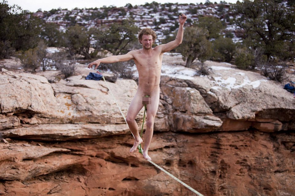 Μακράν το πιο αλλόκοτο φεστιβάλ – Γυμνοί ακροβάτες δένονται από τα γεννητικά τους όργανα για να μην πέσουν στο κενό [εικόνες] | iefimerida.gr 0