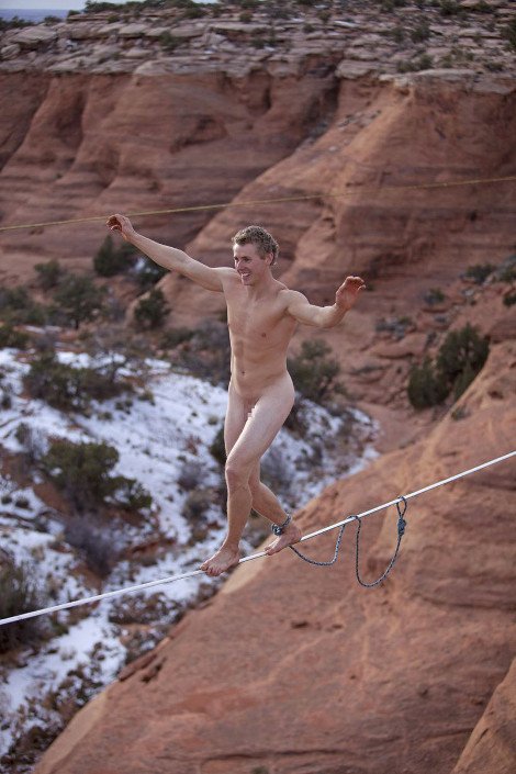 Μακράν το πιο αλλόκοτο φεστιβάλ – Γυμνοί ακροβάτες δένονται από τα γεννητικά τους όργανα για να μην πέσουν στο κενό [εικόνες] | iefimerida.gr 3