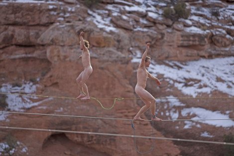 Μακράν το πιο αλλόκοτο φεστιβάλ – Γυμνοί ακροβάτες δένονται από τα γεννητικά τους όργανα για να μην πέσουν στο κενό [εικόνες] | iefimerida.gr 2