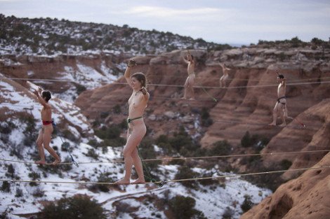 Μακράν το πιο αλλόκοτο φεστιβάλ – Γυμνοί ακροβάτες δένονται από τα γεννητικά τους όργανα για να μην πέσουν στο κενό [εικόνες] | iefimerida.gr 4