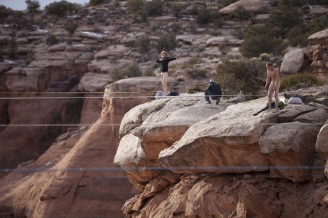 Μακράν το πιο αλλόκοτο φεστιβάλ – Γυμνοί ακροβάτες δένονται από τα γεννητικά τους όργανα για να μην πέσουν στο κενό [εικόνες] | iefimerida.gr 5