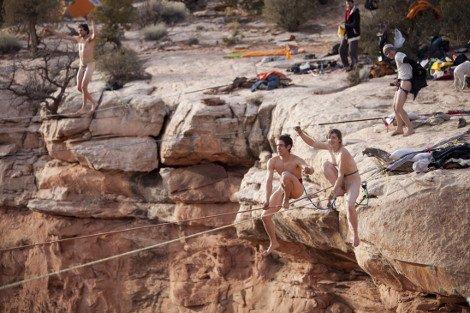 Μακράν το πιο αλλόκοτο φεστιβάλ – Γυμνοί ακροβάτες δένονται από τα γεννητικά τους όργανα για να μην πέσουν στο κενό [εικόνες] | iefimerida.gr 6