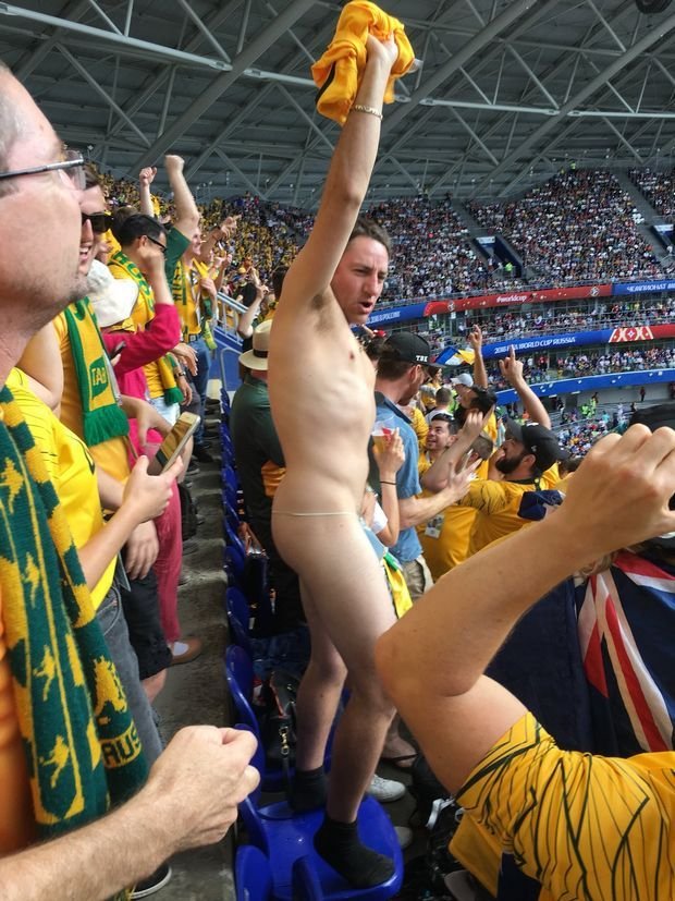 Μουντιάλ 2018: Τολμηρός Αυστραλός φίλαθλος έμεινε γυμνός στις εξέδρες -Μόνο με τις κάλτσες [εικόνα] | iefimerida.gr 0