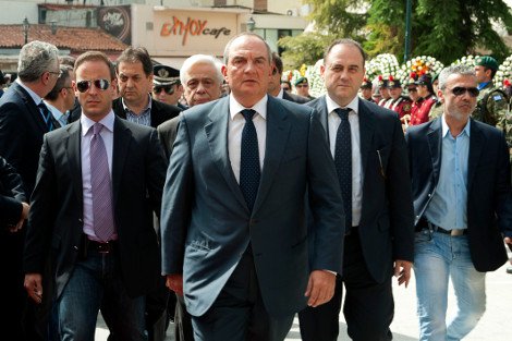 «Λαϊκό προσκύνημα» στην κηδεία του Αθανάσιου Νάκου [εικόνες] | iefimerida.gr 1