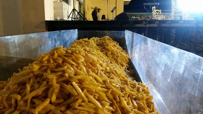 Νέο ρεκόρ Γκίνες για τη Νάξο -Τηγάνισαν 625 κιλά πατάτες σε 8 ώρες [εικόνες] | iefimerida.gr 0