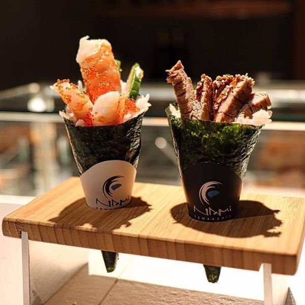 Temaki δηλαδή σούσι που τρώγεται με το χέρι.