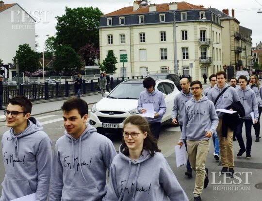 Τι έπαθε ο γάλλος υπουργός Εμανουέλ Μακρόν όταν βγήκε στο δρόμο να συναντήσει πολίτες [εικόνες+βίντεο] | iefimerida.gr 1