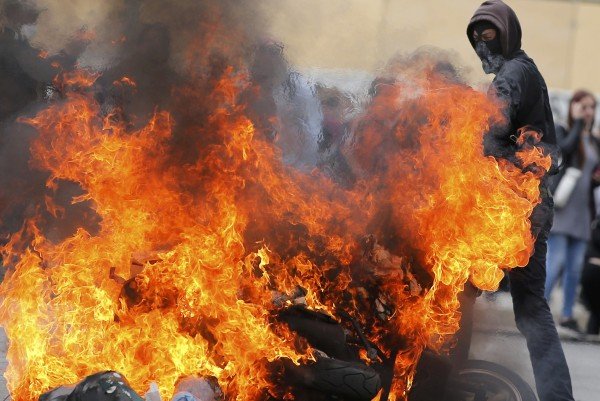 Χάος στο Παρίσι: Δακρυγόνα, συγκρούσεις και συλλήψεις διαδηλωτών [εικόνες & βίντεο] | iefimerida.gr 14