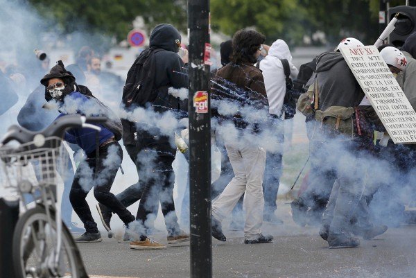 Χάος στο Παρίσι: Δακρυγόνα, συγκρούσεις και συλλήψεις διαδηλωτών [εικόνες & βίντεο] | iefimerida.gr 15
