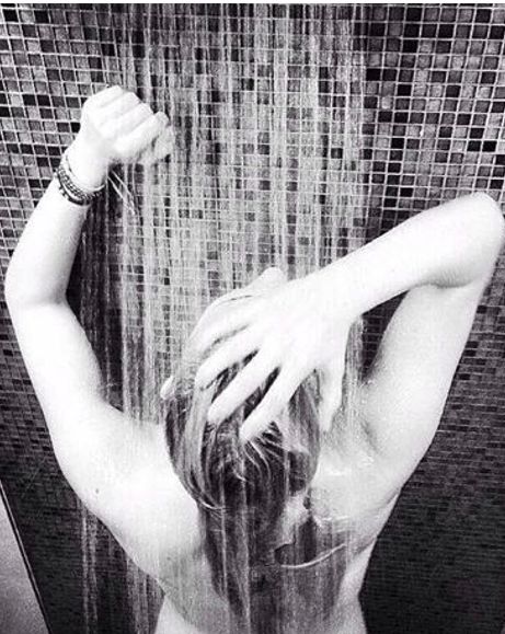 Η Νάντια Μπουλέ γυμνή στο ντους του σπιτιού της [εικόνα] | iefimerida.gr 0