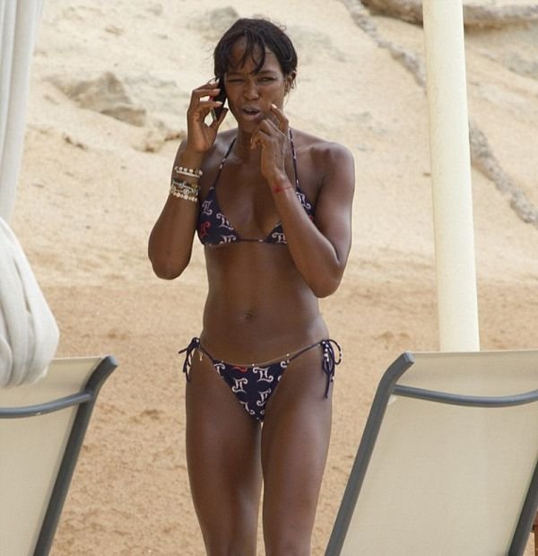 Η Ναόμι Κάμπελ ανεβάζει το θερμόμετρο στην Ίμπιζα [εικόνες] | iefimerida.gr 0