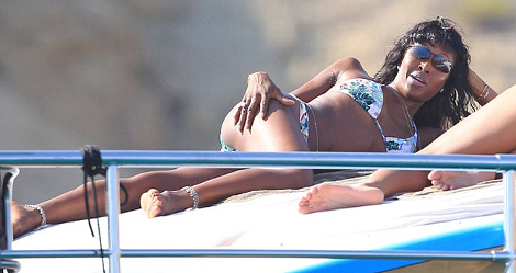 Σε άψογη φόρμα η Ναόμι Κάμπελ στην Ιμπιζα [εικόνες] | iefimerida.gr 2