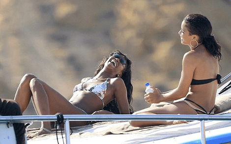 Σε άψογη φόρμα η Ναόμι Κάμπελ στην Ιμπιζα [εικόνες] | iefimerida.gr 0