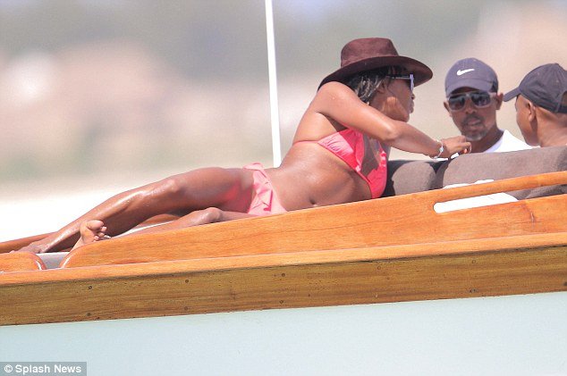 Η Ναόμι Κάμπελ υποδέχτηκε το 2014 με μικροσκοπικό ροζ μπικίνι πάνω σε γιοτ στην Κένια [εικόνες] | iefimerida.gr 2