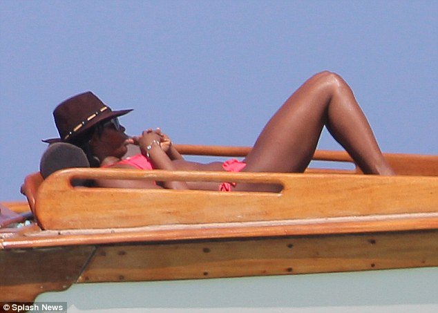 Η Ναόμι Κάμπελ υποδέχτηκε το 2014 με μικροσκοπικό ροζ μπικίνι πάνω σε γιοτ στην Κένια [εικόνες] | iefimerida.gr 3