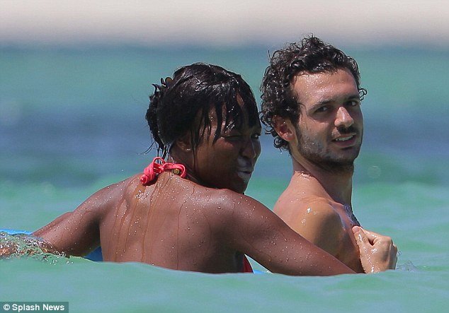 Η Ναόμι Κάμπελ υποδέχτηκε το 2014 με μικροσκοπικό ροζ μπικίνι πάνω σε γιοτ στην Κένια [εικόνες] | iefimerida.gr 5