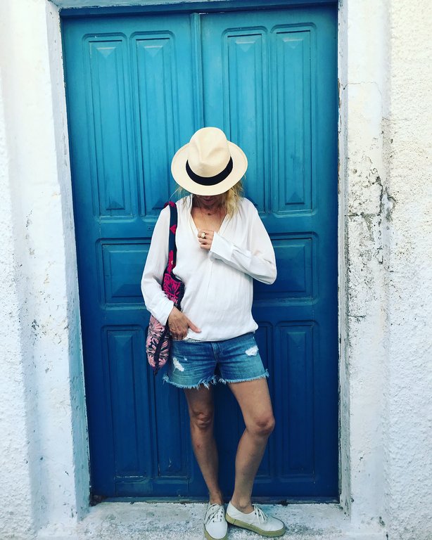 Η Ναόμι Γουότς στη Σαντορίνη [εικόνες] | iefimerida.gr 0