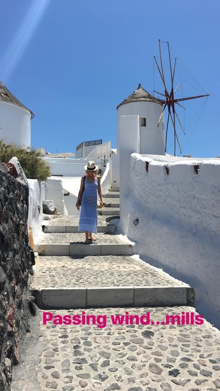 Η Ναόμι Γουότς στη Σαντορίνη [εικόνες] | iefimerida.gr 1