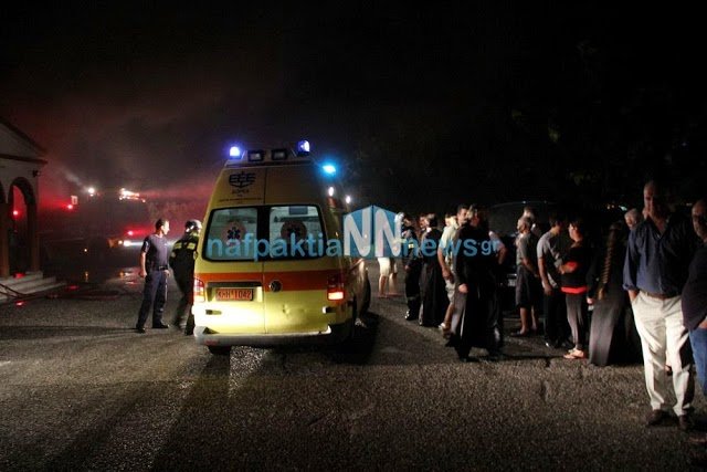 Στις φλόγες εκκλησία στην Ναύπακτο -Έπεσε η οροφή [εικόνες & βίντεο] | iefimerida.gr 3