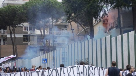 Εμπόλεμη ζώνη η Νάπολι: Κρανοφόροι δημιούργησαν επεισόδια στην πορεία κατά της Ευρωπαϊκής Κεντρικής Τράπεζας [βίντεο & εικόνες] | iefimerida.gr 7