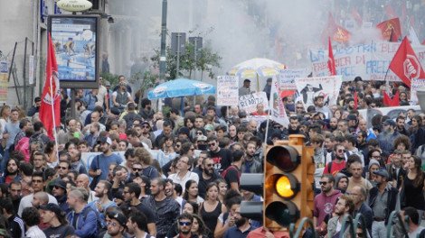 Εμπόλεμη ζώνη η Νάπολι: Κρανοφόροι δημιούργησαν επεισόδια στην πορεία κατά της Ευρωπαϊκής Κεντρικής Τράπεζας [βίντεο & εικόνες] | iefimerida.gr 8