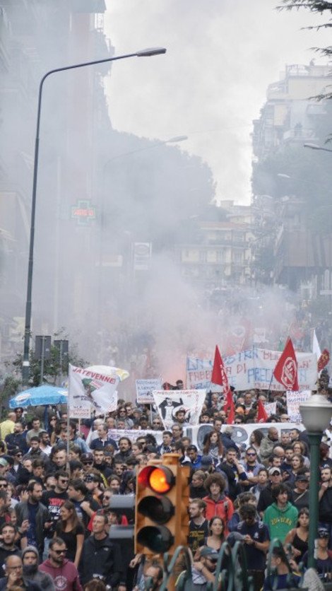 Εμπόλεμη ζώνη η Νάπολι: Κρανοφόροι δημιούργησαν επεισόδια στην πορεία κατά της Ευρωπαϊκής Κεντρικής Τράπεζας [βίντεο & εικόνες] | iefimerida.gr 9