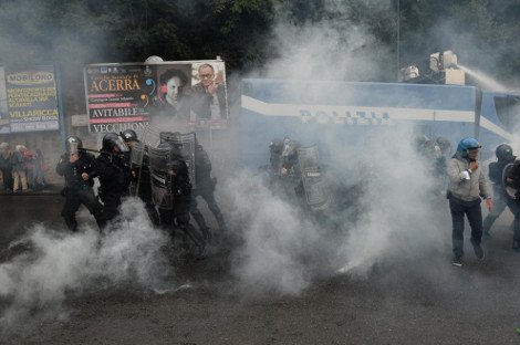 Εμπόλεμη ζώνη η Νάπολι: Κρανοφόροι δημιούργησαν επεισόδια στην πορεία κατά της Ευρωπαϊκής Κεντρικής Τράπεζας [βίντεο & εικόνες] | iefimerida.gr 1