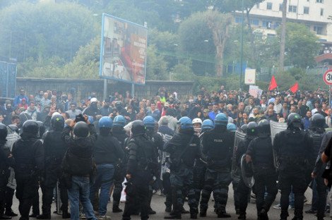Εμπόλεμη ζώνη η Νάπολι: Κρανοφόροι δημιούργησαν επεισόδια στην πορεία κατά της Ευρωπαϊκής Κεντρικής Τράπεζας [βίντεο & εικόνες] | iefimerida.gr 4