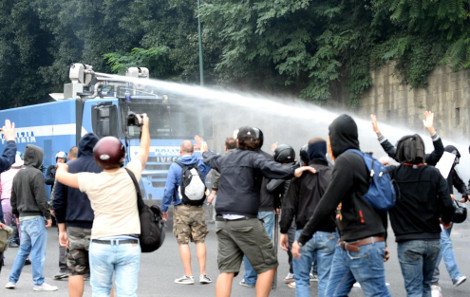 Εμπόλεμη ζώνη η Νάπολι: Κρανοφόροι δημιούργησαν επεισόδια στην πορεία κατά της Ευρωπαϊκής Κεντρικής Τράπεζας [βίντεο & εικόνες] | iefimerida.gr 5