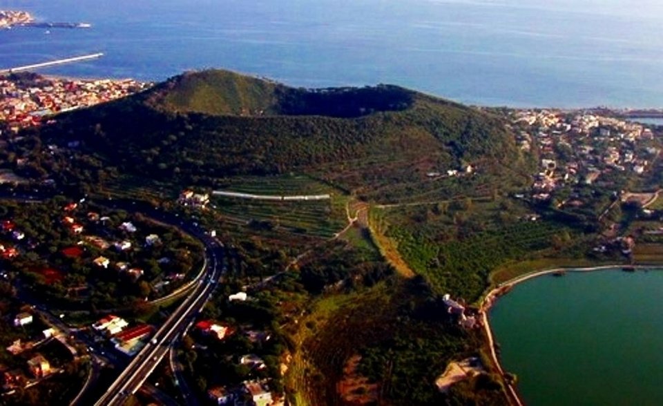 Ιταλία: Φοβούνται έκρηξη υπερ-ηφαιστείου κοντά στη Νάπολη | iefimerida.gr 2