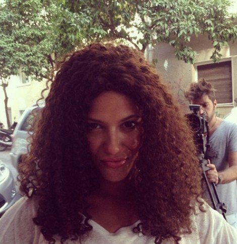 Η Λάουρα Νάργες εντελώς αγνώριστη με καστανά σγουρά μαλλιά στους δρόμους της Κυψέλης [εικόνες] | iefimerida.gr 0