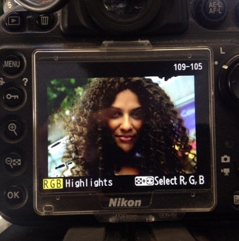 Η Λάουρα Νάργες εντελώς αγνώριστη με καστανά σγουρά μαλλιά στους δρόμους της Κυψέλης [εικόνες] | iefimerida.gr 1