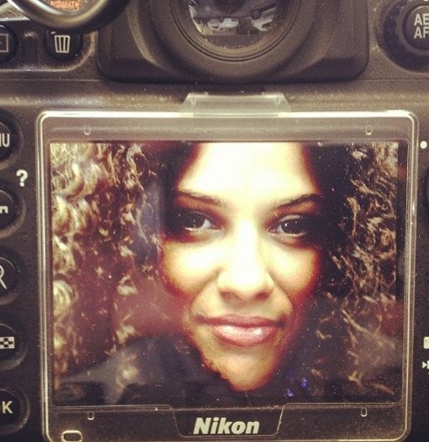 Η Λάουρα Νάργες εντελώς αγνώριστη με καστανά σγουρά μαλλιά στους δρόμους της Κυψέλης [εικόνες] | iefimerida.gr 2