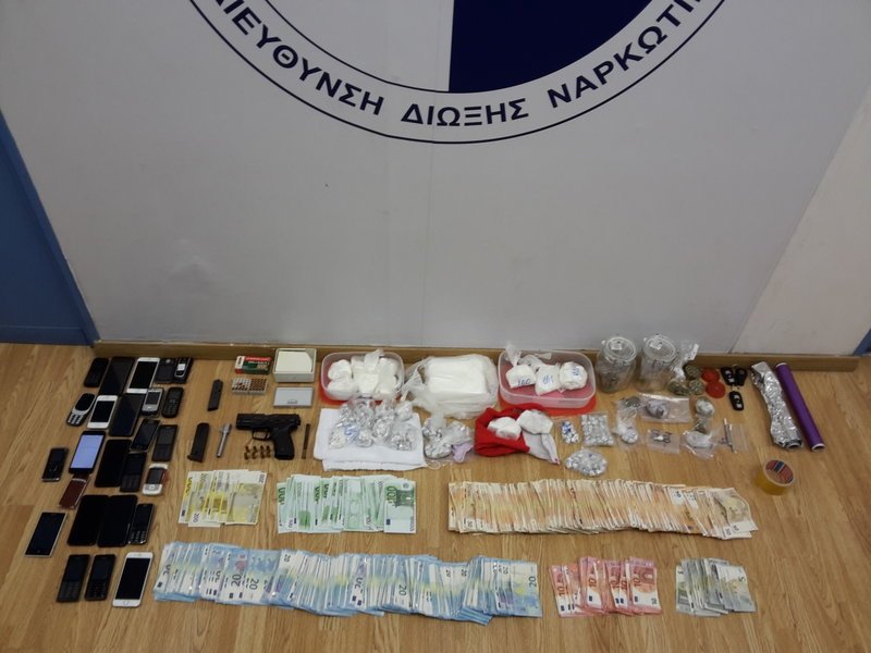 «Χτύπημα» της αστυνομίας σε σπείρα που διακινούσε ναρκωτικά- 8 συλλήψεις | iefimerida.gr 1