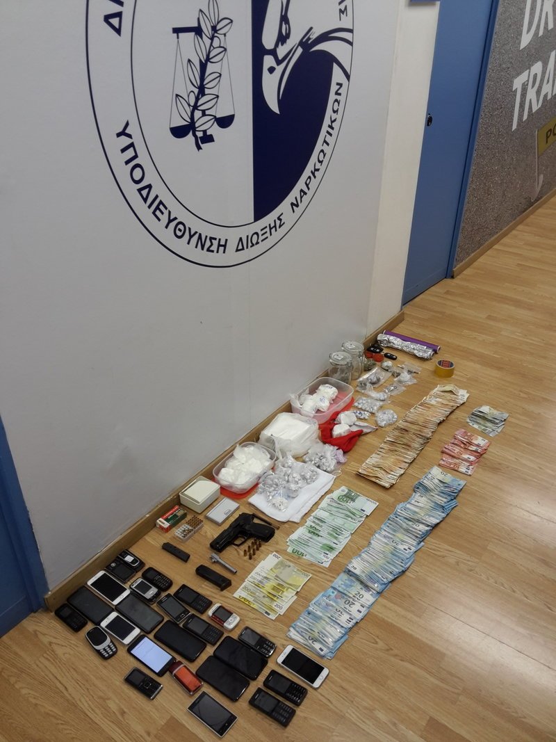 «Χτύπημα» της αστυνομίας σε σπείρα που διακινούσε ναρκωτικά- 8 συλλήψεις | iefimerida.gr 2