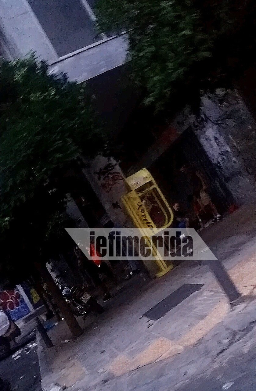 Ανεξέλεγκτη η κατάταση με το εμπόριο ναρκωτικών στο κέντρο της Αθήνας -Εικόνες-σοκ, μέρα μεσημέρι, μπροστά στα μάτια τουριστών [εικόνες] | iefimerida.gr 0