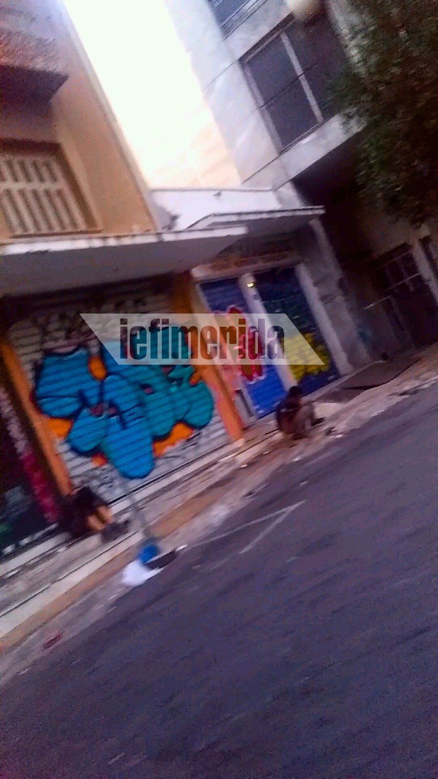 Ανεξέλεγκτη η κατάταση με το εμπόριο ναρκωτικών στο κέντρο της Αθήνας -Εικόνες-σοκ, μέρα μεσημέρι, μπροστά στα μάτια τουριστών [εικόνες] | iefimerida.gr 1