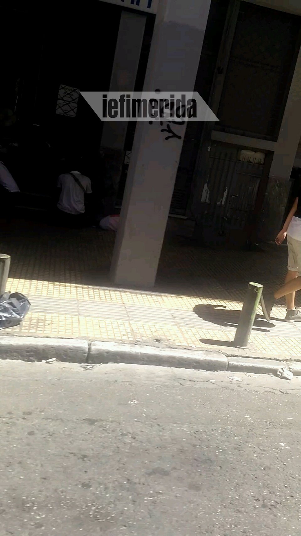 Ανεξέλεγκτη η κατάταση με το εμπόριο ναρκωτικών στο κέντρο της Αθήνας -Εικόνες-σοκ, μέρα μεσημέρι, μπροστά στα μάτια τουριστών [εικόνες] | iefimerida.gr 3