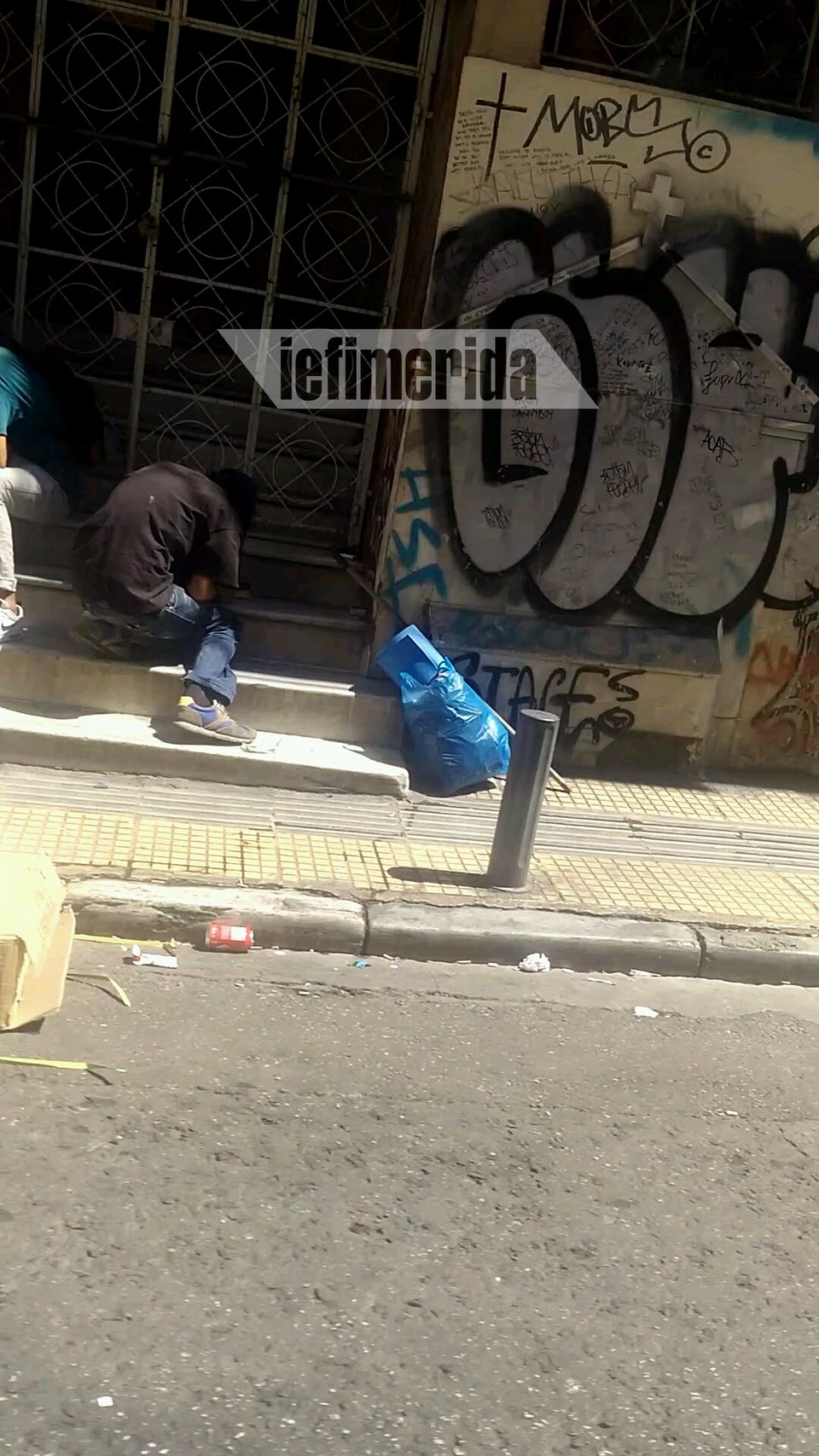 Ανεξέλεγκτη η κατάταση με το εμπόριο ναρκωτικών στο κέντρο της Αθήνας -Εικόνες-σοκ, μέρα μεσημέρι, μπροστά στα μάτια τουριστών [εικόνες] | iefimerida.gr 4
