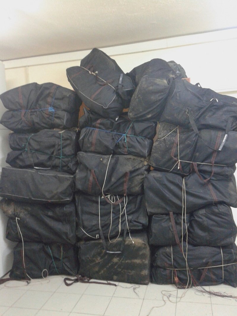 Φλώρινα: Τον έπιασαν να μεταφέρει 313 κιλά ακατέργαστης κάνναβης με 4 γαϊδούρια [εικόνα] | iefimerida.gr 0