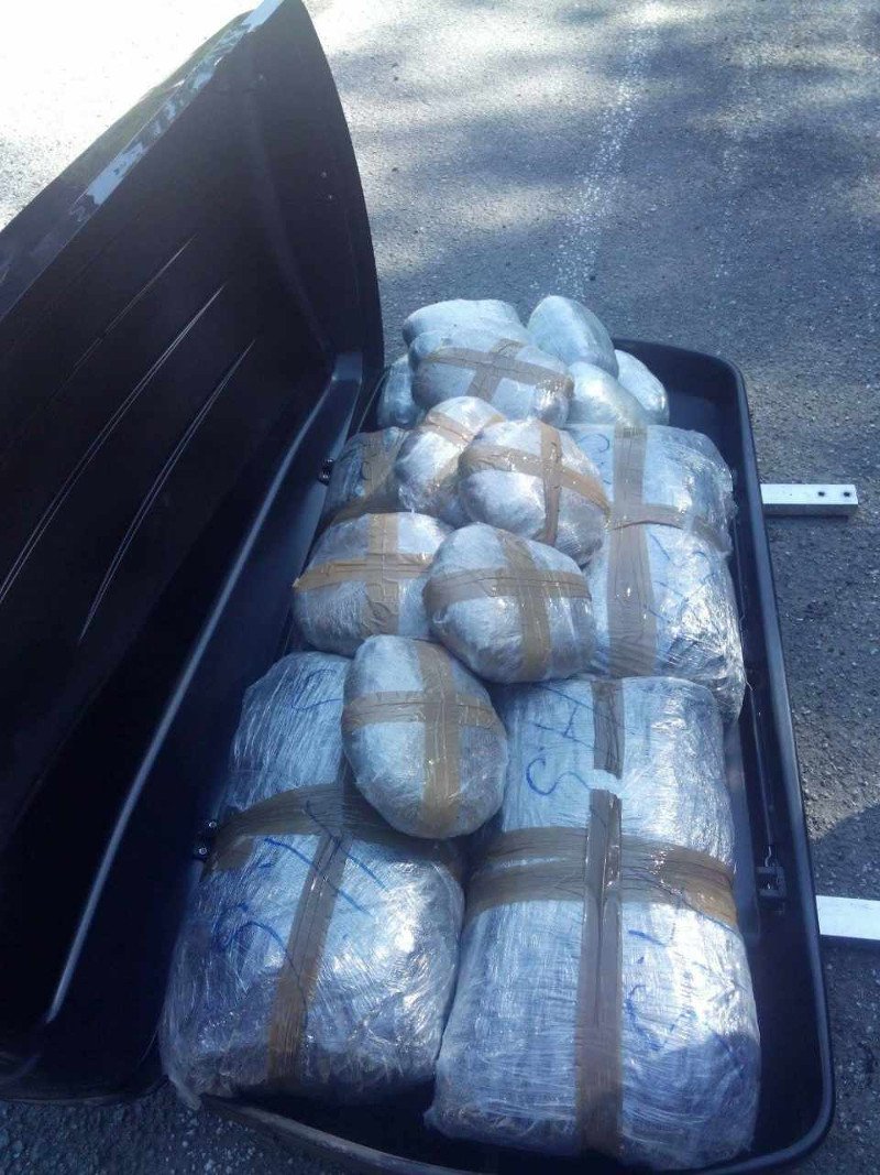 Είχαν φορτώσει αυτοκίνητο με 335 κιλά κάνναβης -Διέφυγαν οι δύο δράστες [εικόνες] | iefimerida.gr 0