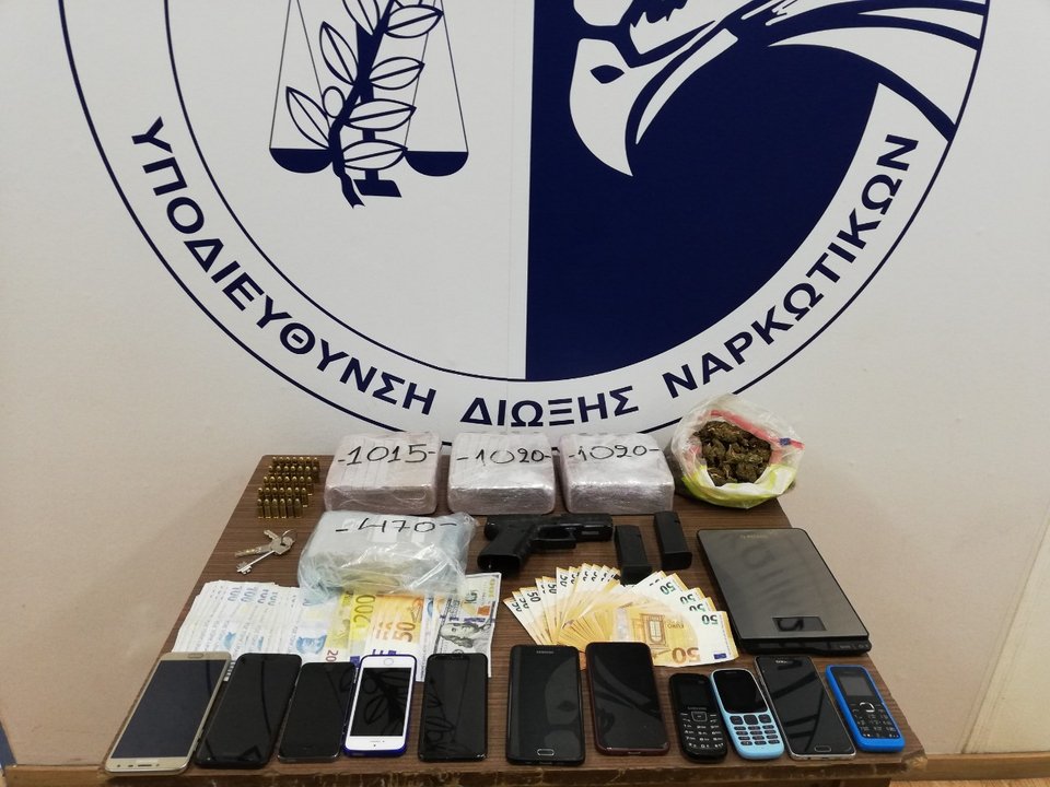 Οι τέσσερις αλλοδαποί συνελήφθησαν μέσα σε υπόγειο διαμέρισμα στην πλατεία Αμερικής