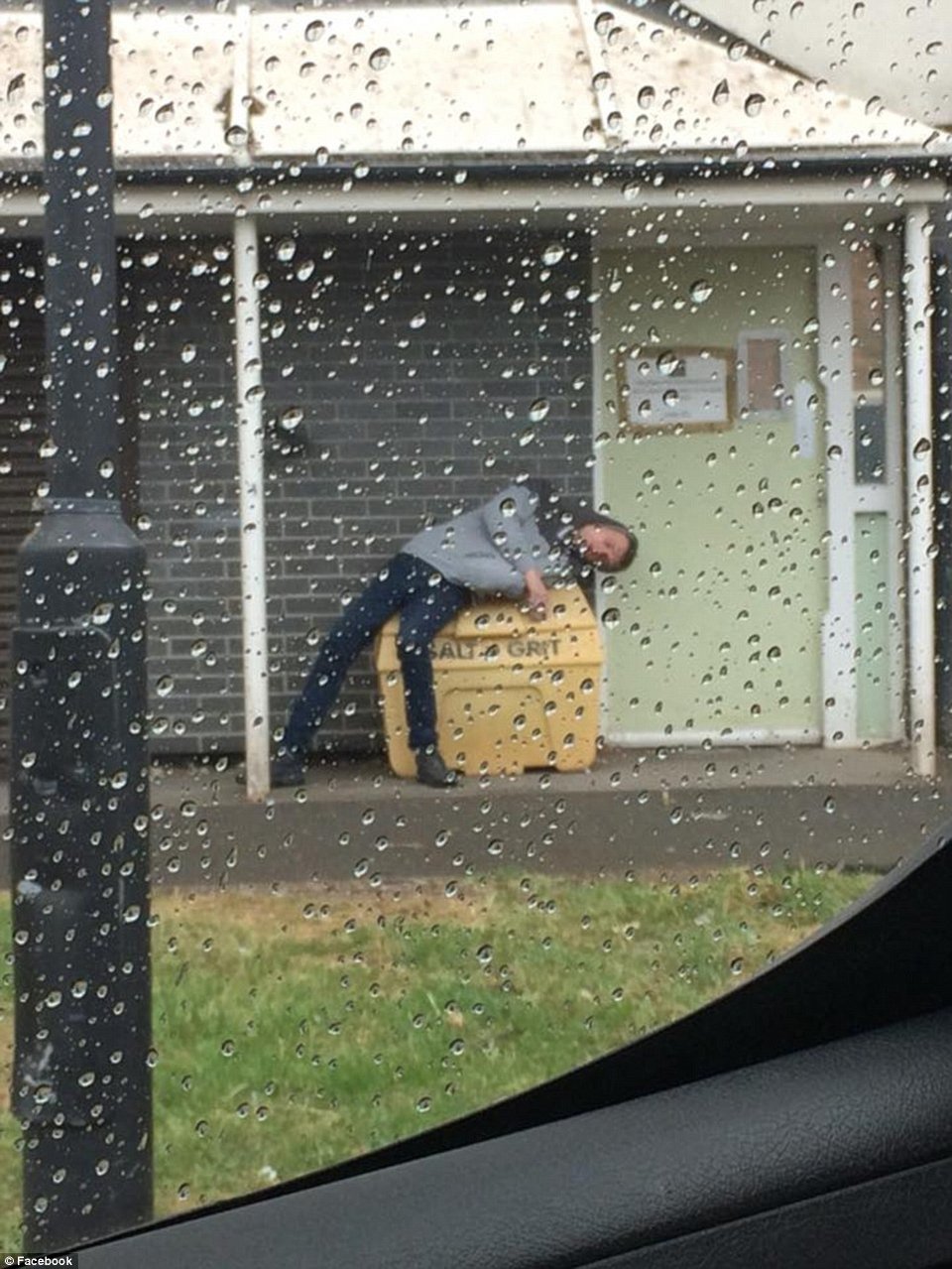 Πανικός στη Βρετανία- Ανθρωποι μετατρέπονται σε ζόμπι από απαγορευμένο ναρκωτικό [εικόνες] | iefimerida.gr 2