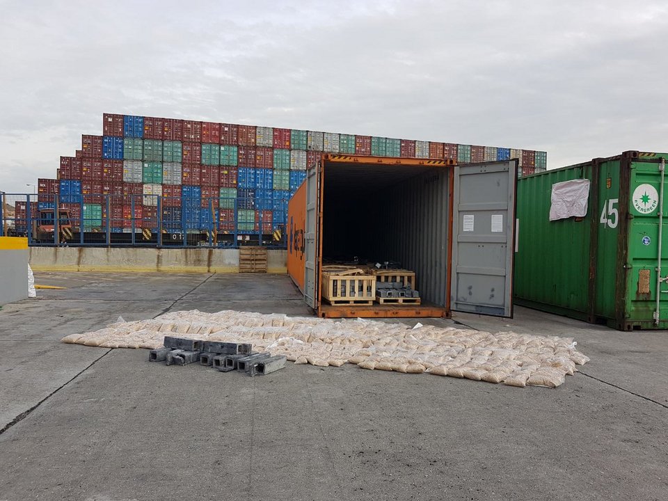 Τα τσουβάλια με τα ναρκωτικά των τζιχαντιστών που εντοπίστηκαν στον Πειραιά -Βάρους 750 κιλών [εικόνες] | iefimerida.gr 1