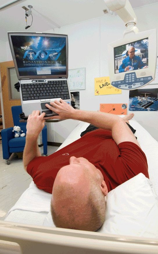 Τρελό πείραμα: 60 μέρες ανάσκελα στο κρεβάτι με το κεφάλι κάτω και τα πόδια ψηλά [εικόνες] | iefimerida.gr 2