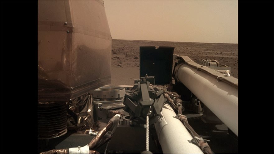 Μαγεύουν οι πρώτες φωτογραφίες της NASA απο το ταξίδι του επιστημονικού σκάφους InSight στον Αρη.