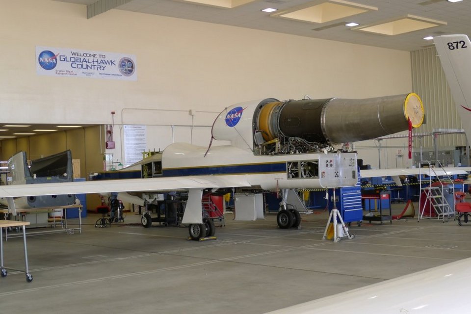 Το αεροσκάφος της NASA που βουτάει μέσα στους τυφώνες [εικόνες] | iefimerida.gr 2