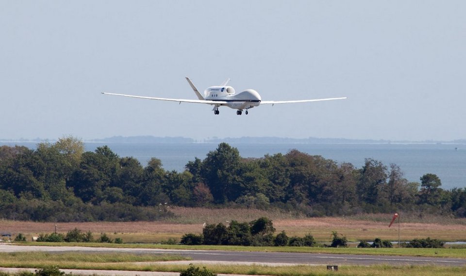 Το αεροσκάφος της NASA που βουτάει μέσα στους τυφώνες [εικόνες] | iefimerida.gr 6
